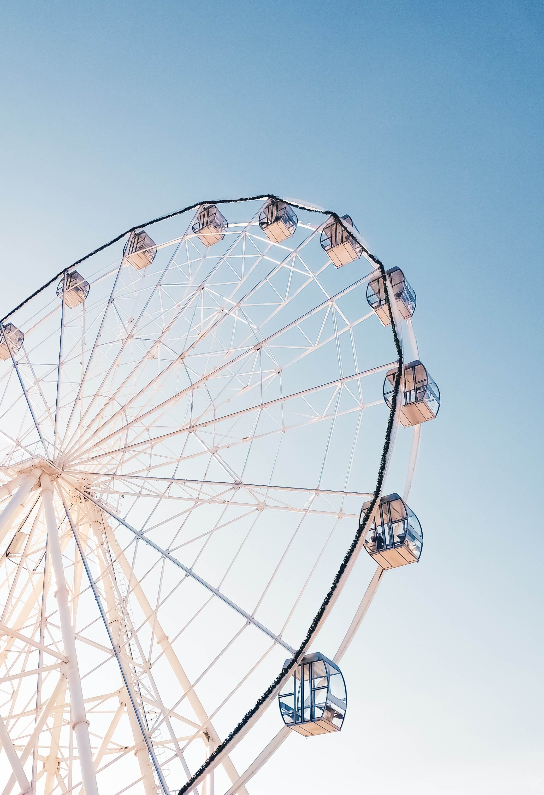 Imagem de uma roda gigante de parque